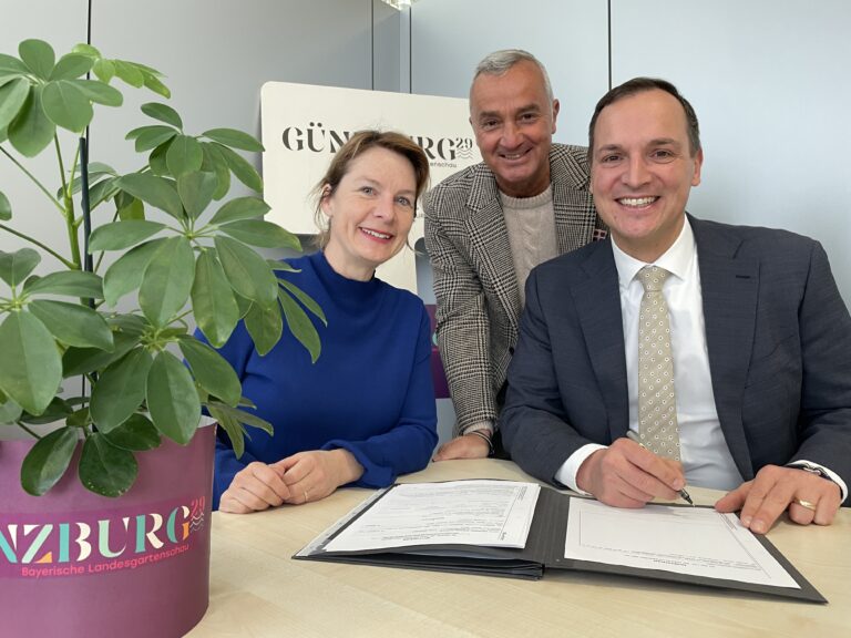 Die Sparkasse Schwaben-Bodensee ist Sponsoring-Partnerin der Landesgartenschau. Vorstandsvorsitzender Daniel Gastl besiegelt mit seiner Unterschrift die Partnerschaft zur Freude von Oberbürgermeister Gerhard Jauernig und Geschäftsführerin Karin Scheuermann. Foto: Michael Lindner, Stadt Günzburg