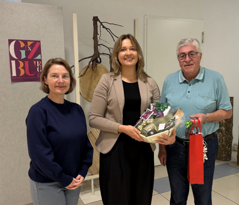 Gerhard Schöttl (Vorsitzender des Seniorenbeirats Günzburg) und Karin Scheuermann (Geschäftsführerin der Landesgartenschau Günzburg 2029 GmbH) bedankten sich bei Ramona Hiltensperger (Universität Ulm) für die wertvolle Zusammenarbeit. Angesichts zunehmend heißer Sommer gewinnt der Hitzeschutz insbesondere für ältere Menschen immer mehr an Bedeutung. Foto: Carmen Willer/Landesgartenschau Günzburg 2029 GmbH